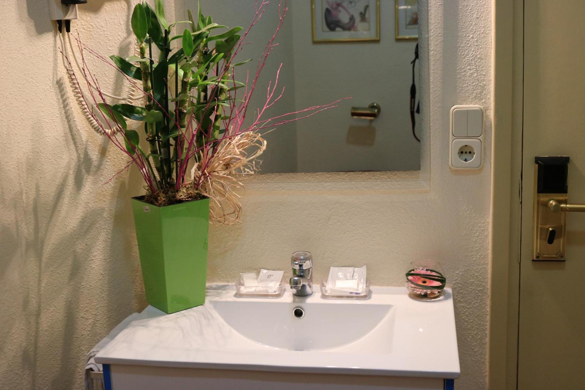 Habitación Individual Económica con baño compartido